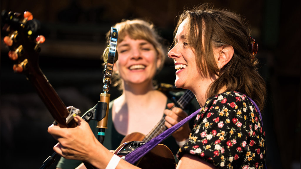 The Lasses: boeken en ballades in Hardenberg